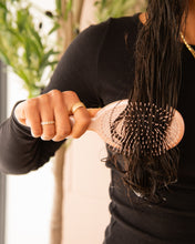 Cargar imagen en el visor de la galería, Rose Glitter - Cepillo Desenredante - Edición Limitada